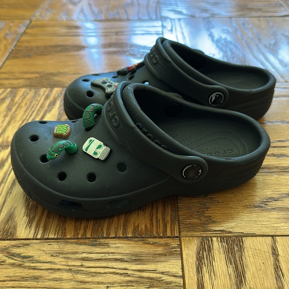 Kids Black Crocs with Fun Charms - Picture 4 of 5